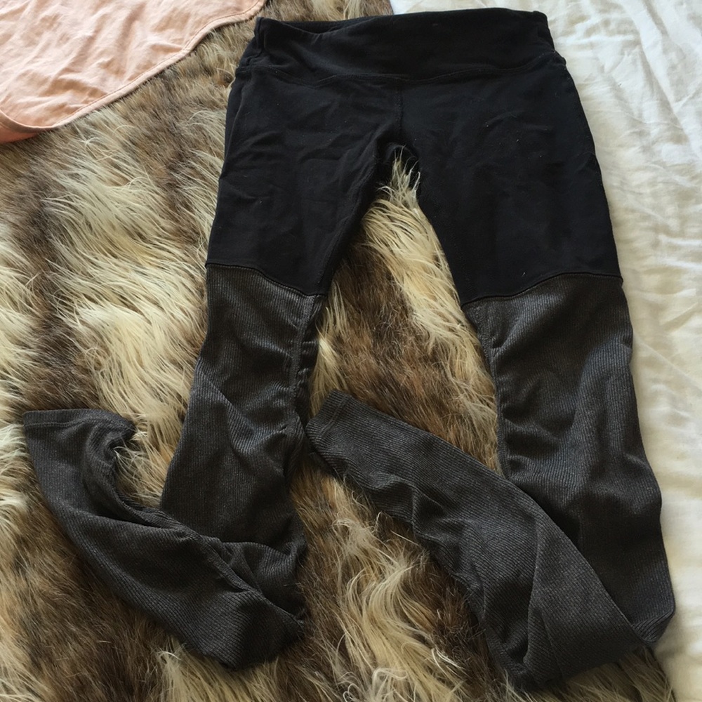 alo gray and black leggings